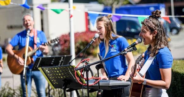 Muzikaal vermaak vader en dochters bij Herfstzon in Goor | Hof van Twente | tubantia.nl