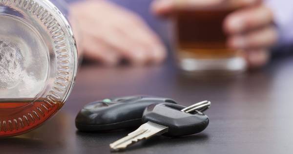 Beschonken, aangehouden en toch weer achter stuur: rijbewijs kwijt