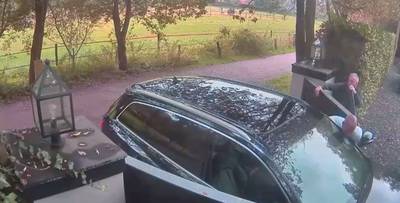 Chauffeur klem tussen auto en hek, Gordon redt hem