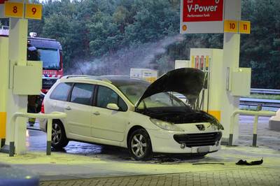 Auto vat vlam aan de pomp van een tankstation langs de A12