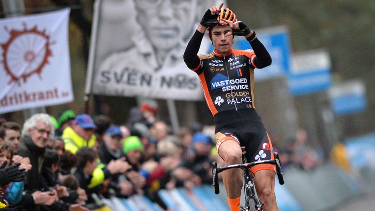 Kan hij tel nog bijhouden? Van Aert slaat weer toe en ...