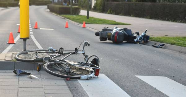 Scooterbestuurster gewond bij botsing met fietser in Zaltbommel.