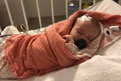 “Onze roze wolk is een onweer geworden”: amper twee maanden oude baby Louise moet twee operaties ondergaan tegen hersentumor van 4 centimeter
