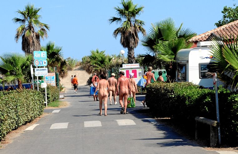 Frans nudistendorp getroffen door coronavirus: zeker 100 ...