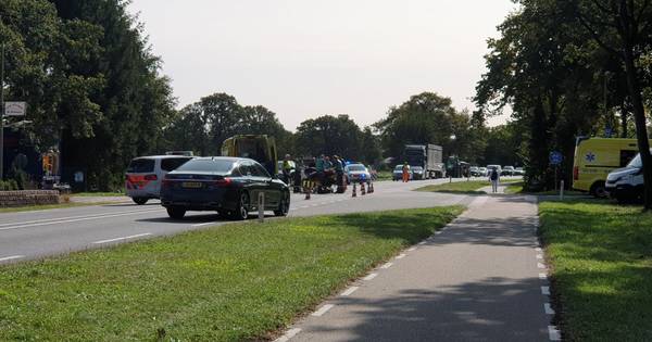 Aanrijding met motor en auto’s in Hengelo: twee bestuurders naar ziekenhuis.