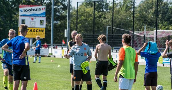 Bondscoach Ronald Koeman laat voetballers van Fleringen zweten - Tubantia