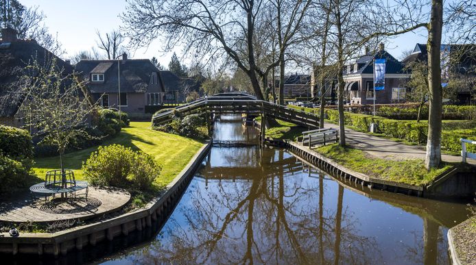 Naast de hoon over drukte in Giethoorn krijgt burgemeester ...