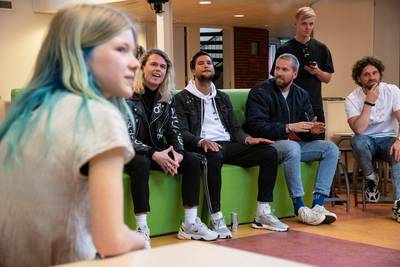 Anna treedt op voor supersterren Kris Kross Amsterdam in eigen aula