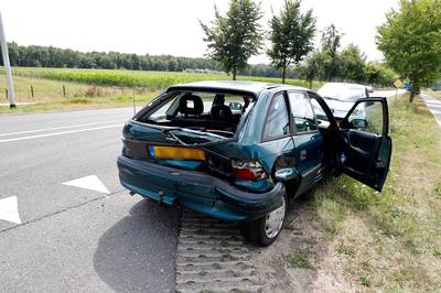 Bestuurder licht gewond na botsing in Oeffelt