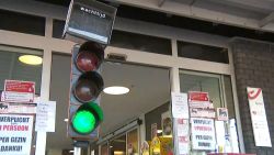 Dit verkeerslicht regelt het klantenverkeer aan de ingang van de supermarkt