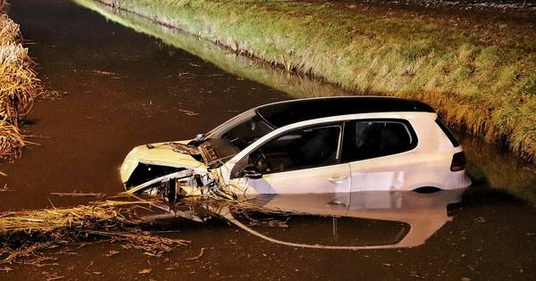 Duikers zoeken naar inzittenden uit auto in kanaal Willemstad, maar die zijn ervandoor gegaan