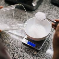 Hoeveel gram is een eetlepel? Hang dit lijstje in de keuken 