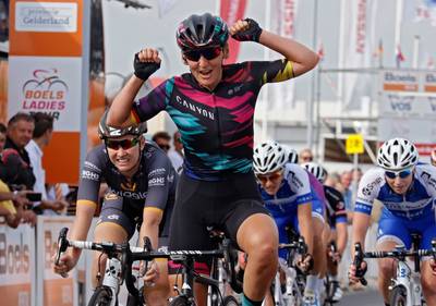 Brennauer sprint naar etappezege, Van Vleuten blijft leiden