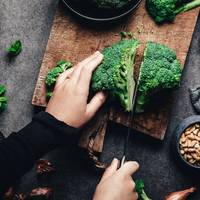 Geen zin in een aanrecht vol broccoli-kruimels? Met dít trucje voorkom je dat