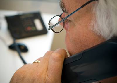 Ambtenaren verbrassen tonnen met telefoon van overheid
