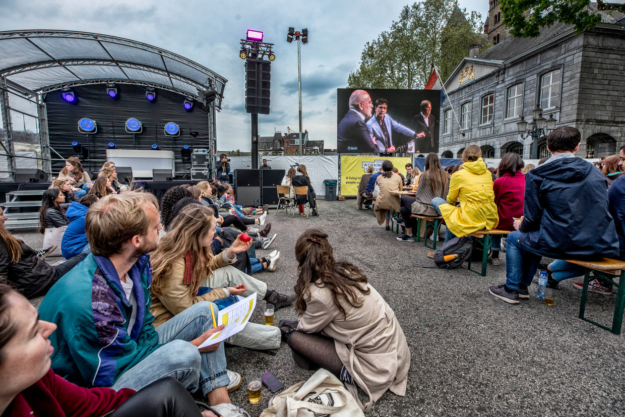 Honderden belangstellenden, waaronder veel studenten volgen het debat van Europese lijsttrekkers op het Vrijthof in de buitenlucht op tv schermen. Beeld Raymond Rutting / de Volkskrant