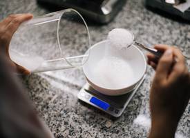 Hoeveel gram is een eetlepel? Hang dit lijstje in de keuken 