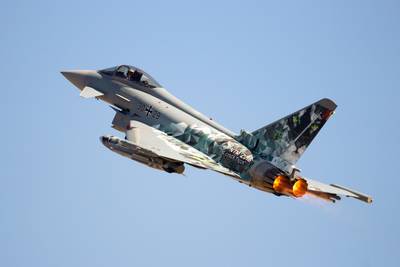 Duitse straaljagers klappen op elkaar, piloten ontkomen met schietstoel