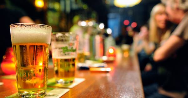 Dronken automobilist doet dutje achter het stuur... midden op kruispunt bij Velddriel