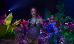 Rihanna onder vuur na gebruik van Islamitische teksten in lingerieshow. Marketeer Fatima legt uit waarom haar actie problematisch is
