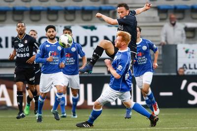 Emmen wint na repareren kunstgras in Den Bosch