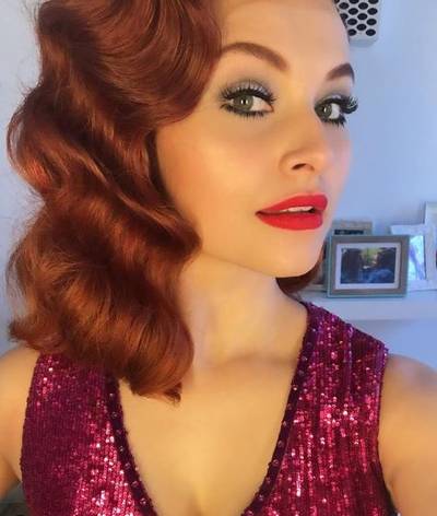 Vajèn knalt van het scherm en Trijntje teut na een wijntje