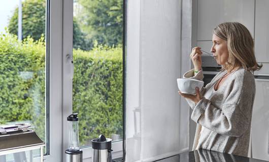 Zittend of staand eten? Déze invloed heeft dat op je spijsvertering
