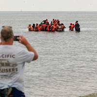 Boot met vluchtelingen zonk na noodoproepen met 31 doden tot gevolg, hulp kwam pas 12 uur later: proces start in Parijs