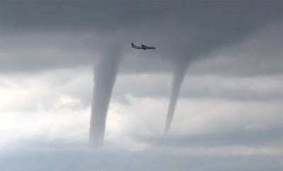 Spectaculair: vliegtuig moet uitwijken voor drie reusachtige waterhozen