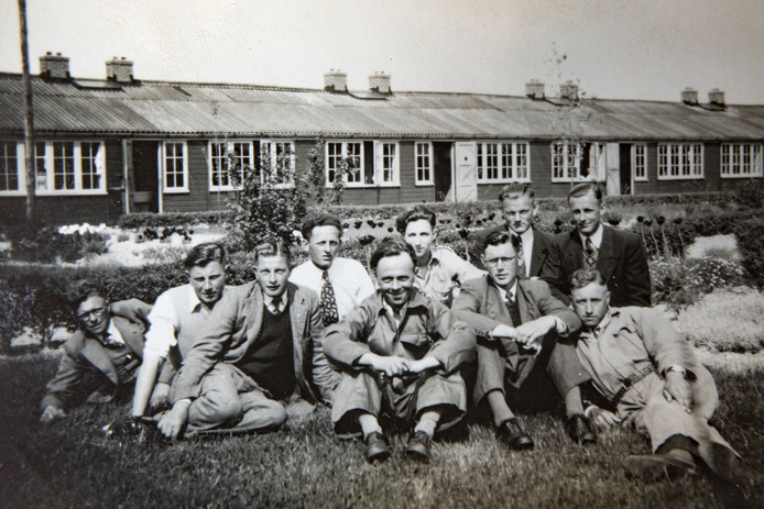 Een groep jongemannen uit het werkkamp Espel. Op de voorste rij, tweede van rechts, zit Theo Steverink.