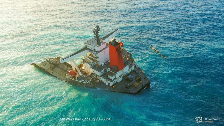 Een deel van het wrak WV Wakashio.
