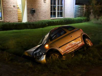 Auto in de sloot gereden in Wouwse Plantage