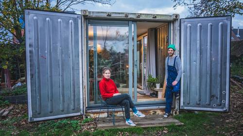 Peter Paul en Rosa bouwen koelcontainer om tot huis