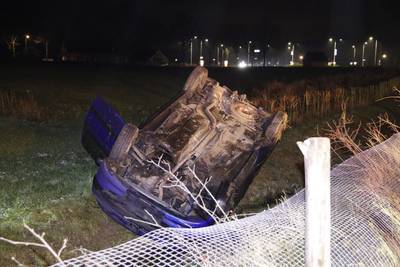 Automobiliste belandt op de kop in sloot langs N264 bij Haps