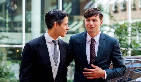 Van ‘de roze wolk’ naar venijnige reacties: Nederlandse premier Rob Jetten en partner overspoeld met homohaat na baby-bekendmaking