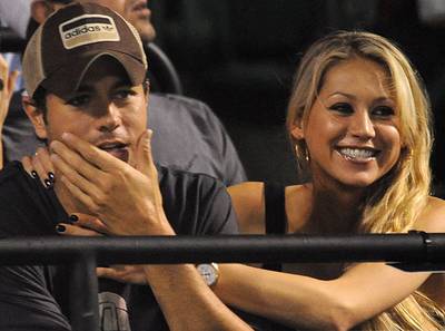 Anna Kournikova bevalt in diepste geheim van kerngezonde tweeling