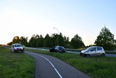 Drie auto’s botsen op elkaar in Oud-Vossemeer: inzittende gewond