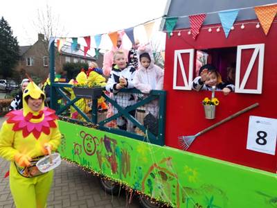De Kleuven genieten van optocht