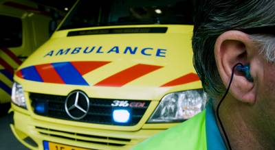 Vrachtwagen verliest hoogwerker op N9 bij Bergen: 3 gewonden