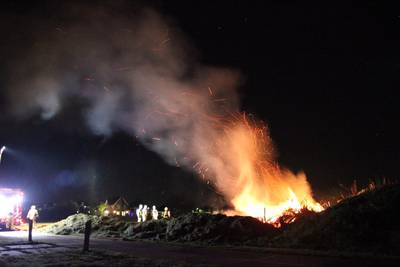 Stapel afval in Ulft in brand gestoken, getuigen hoorden knal