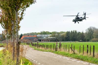 Apache-heli’s scheren laag over weilanden bij Werkhoven