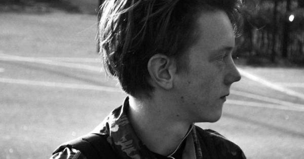 Vijf jongens beroven Tommie (19) vlakbij zijn huis in Tilburg: ‘Ik gaf alles, anders had ik een mes tussen mijn ribben'.