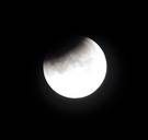 Vrijdagavond is er een zwakke, gedeeltelijke maansverduistering