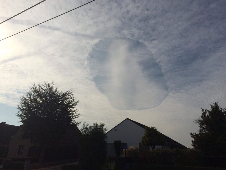 Een 'pilotengat', vanmiddag gespot boven het Vlaams-Brabantse Halle.