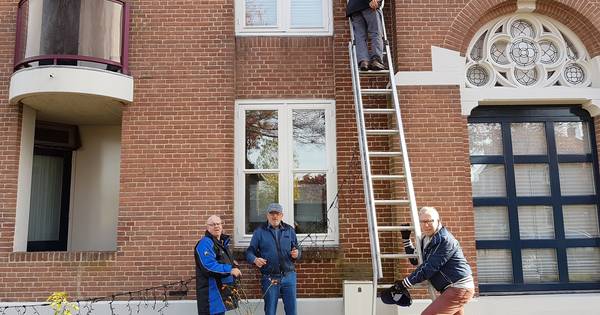 Lampjes ophangen voor Liemt in het Licht