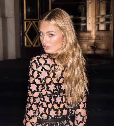 Romee naar high tea in ultrakort truitje en Barbie op pad met Michael