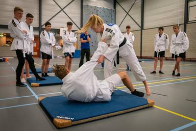 Topjudoka Hilde Jager vloert leerlingen Lyceum Elst; prachtig om haar aan het werk te zien