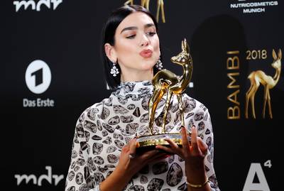 Dua Lipa gevormd door vlucht uit Kosovo: ‘Ik wil best mogelijke voorbeeld zijn’