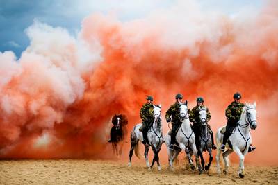 Oefening met rook, kanonslagen en geweren voor Prinsjesdagpaard