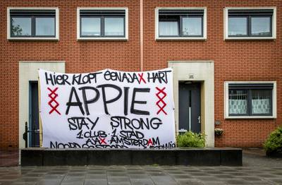 Ajaxsupporters zetten spandoek in Nouri's tuin